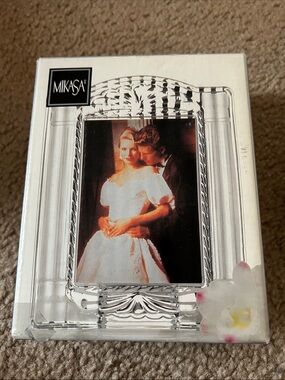 vintage Mikasa Cotillion Frost crystal glass picture frame Pet/smoke free home